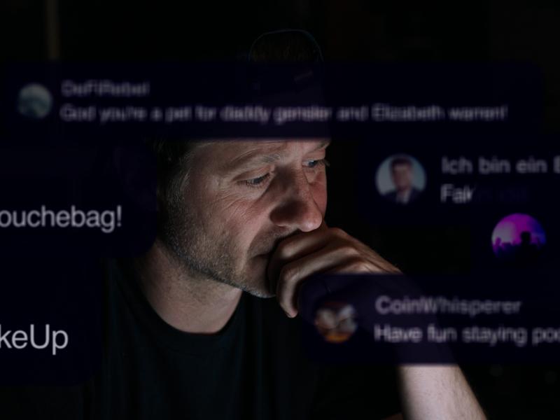 Randers:Dox filmcover - Everyone is lying to you for money