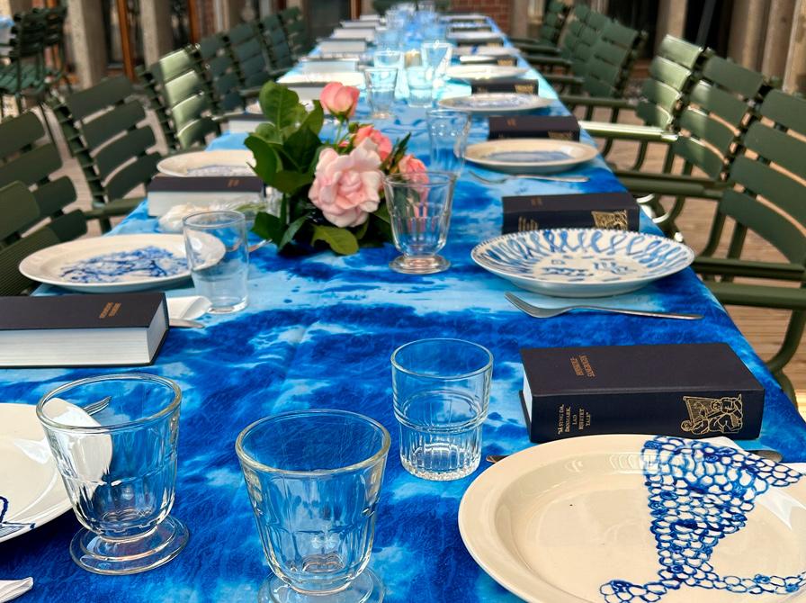 Et flot dækket bord til fællesspisning