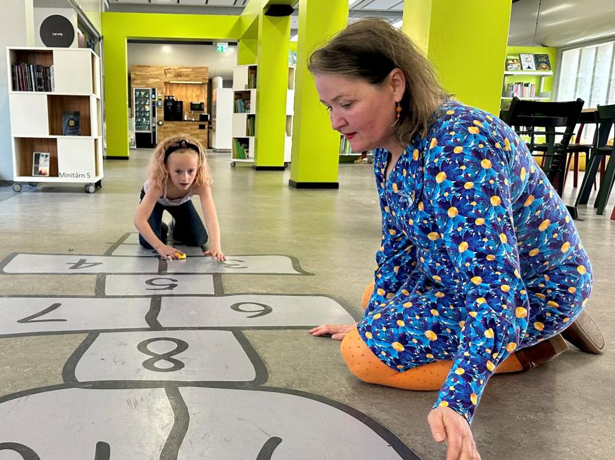 Barn og bedsteforælder med hinkerude