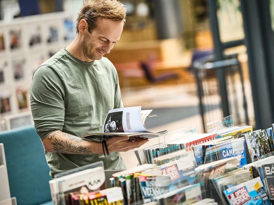 Låner på biblioteket