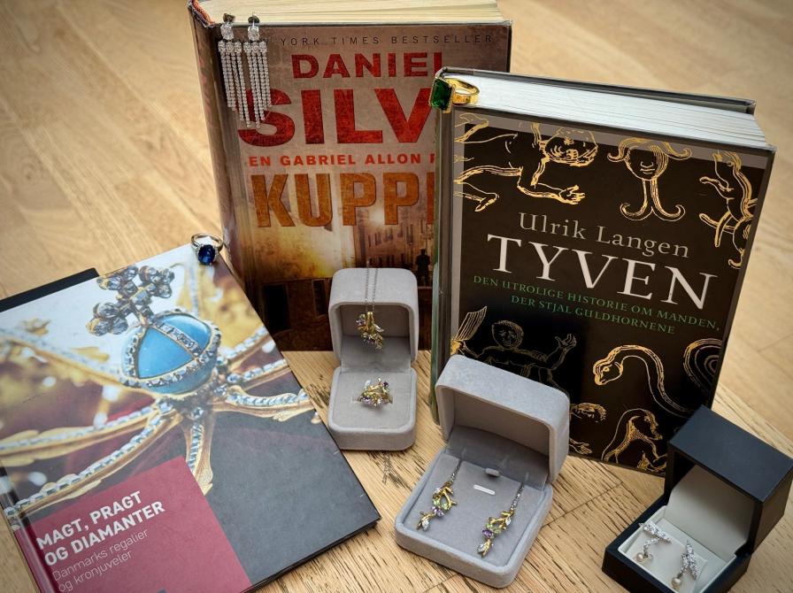 Bøger og smykker