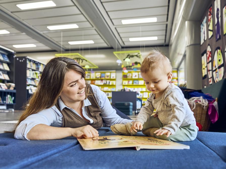 Mor og barn i børnebiblioteket