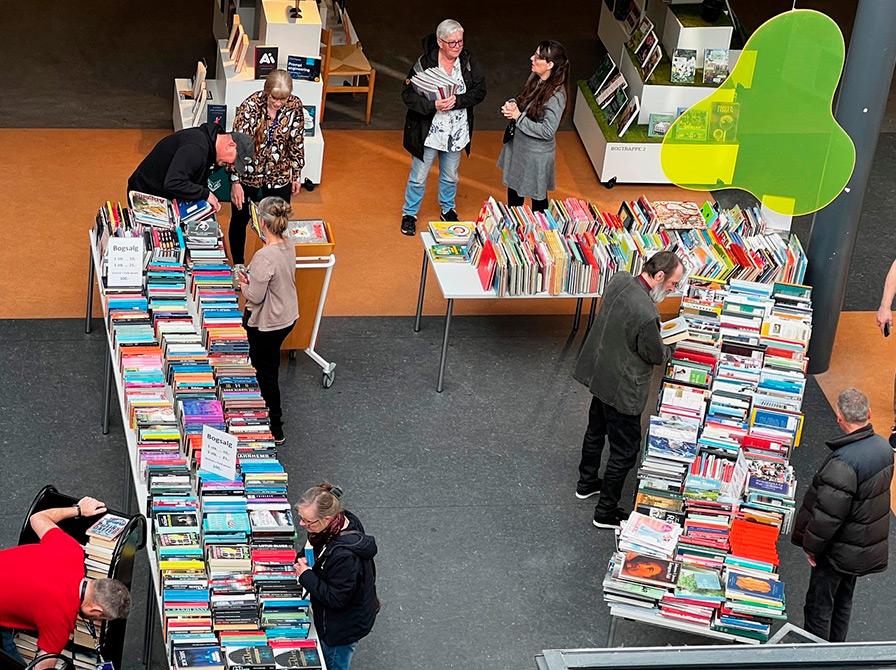 Billede af bogsalg på hovedbiblioteket set fra oven