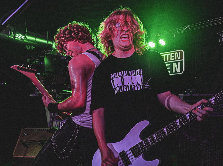 Band spiller metalmusik