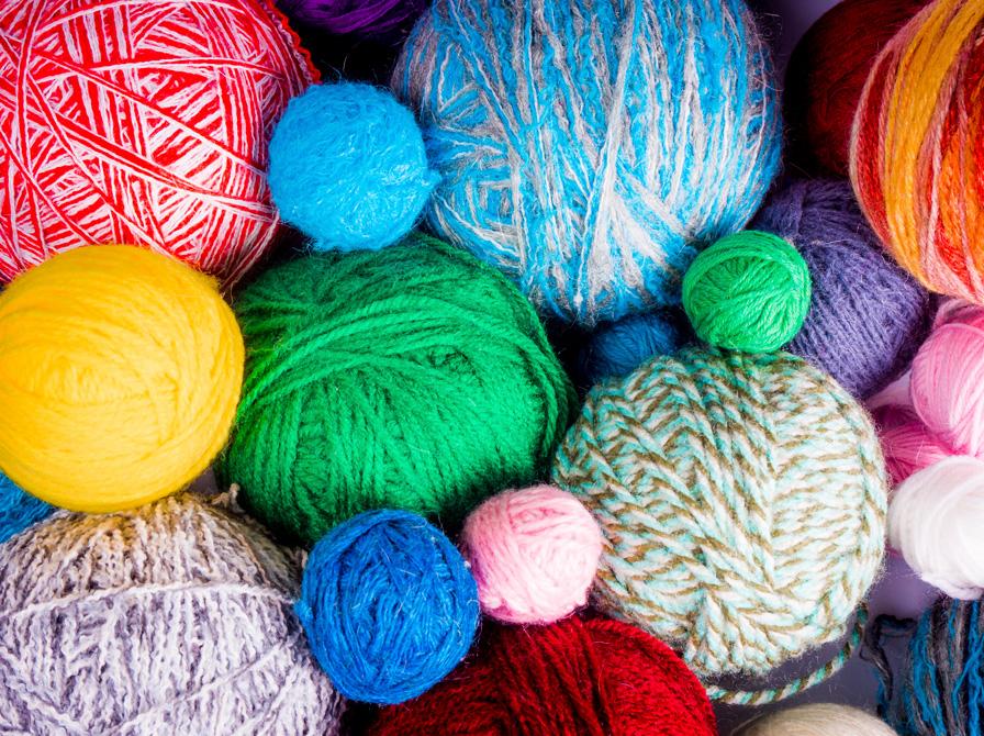 Billede af farverige garnnøgler