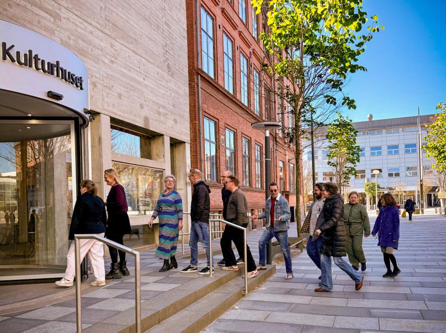 Flok går ind i Kulturhuset